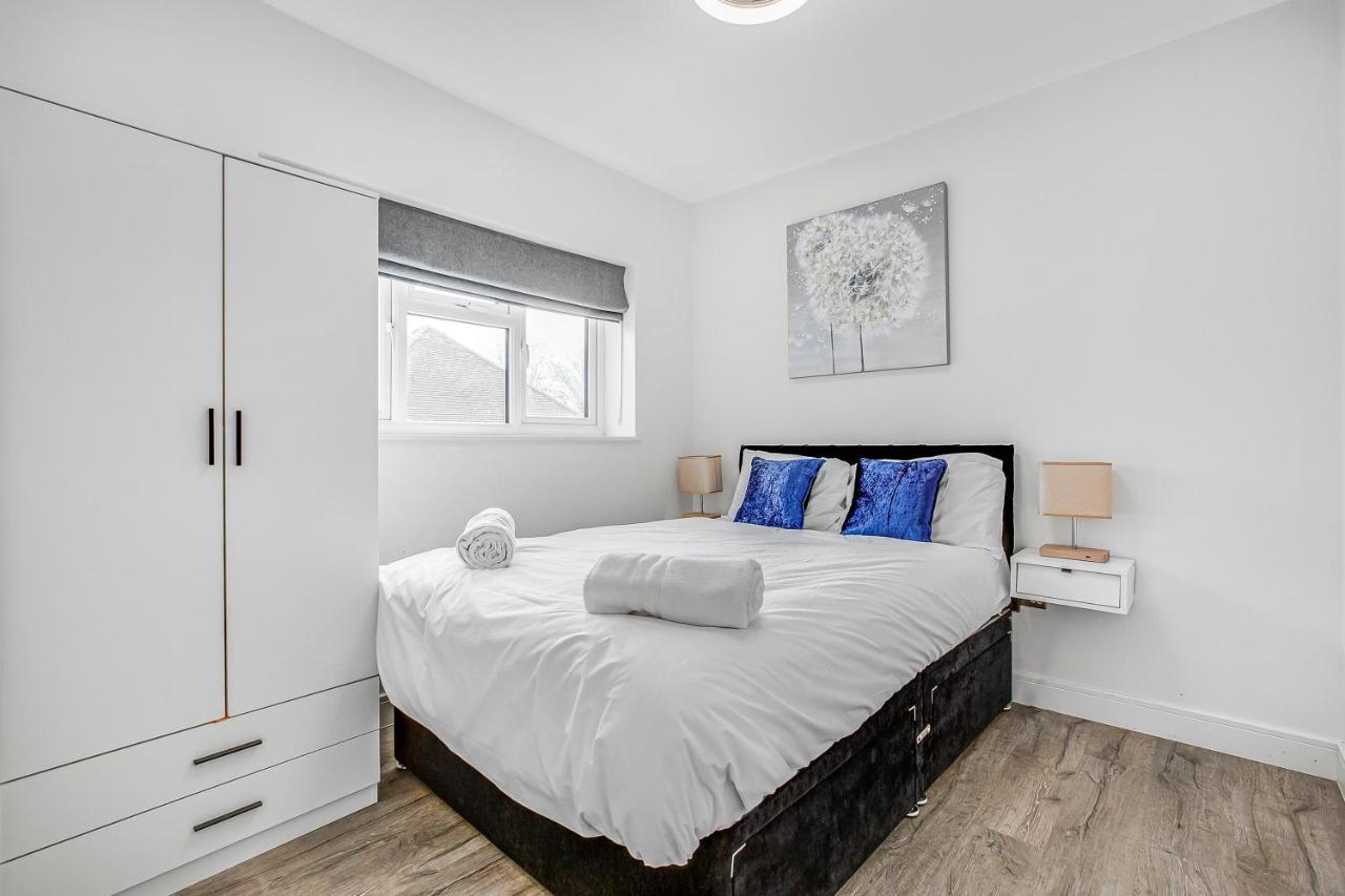 Premium Deals ! Last-Minute Deal ! Modern And Stylish Two Bedroom Apartments By Direct2Hosts With Great Location! London W3 7Lu, United Kingdom ! By Nancy Properties Short Lets & Serviced Accommodation! Exterior photo